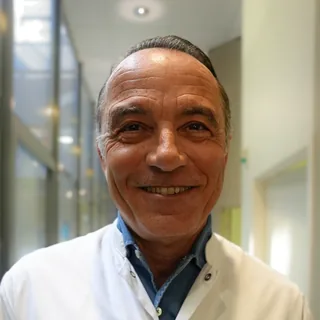 Portrait du Dr Bastelica, ophtalmologiste à ATRIUM Laser