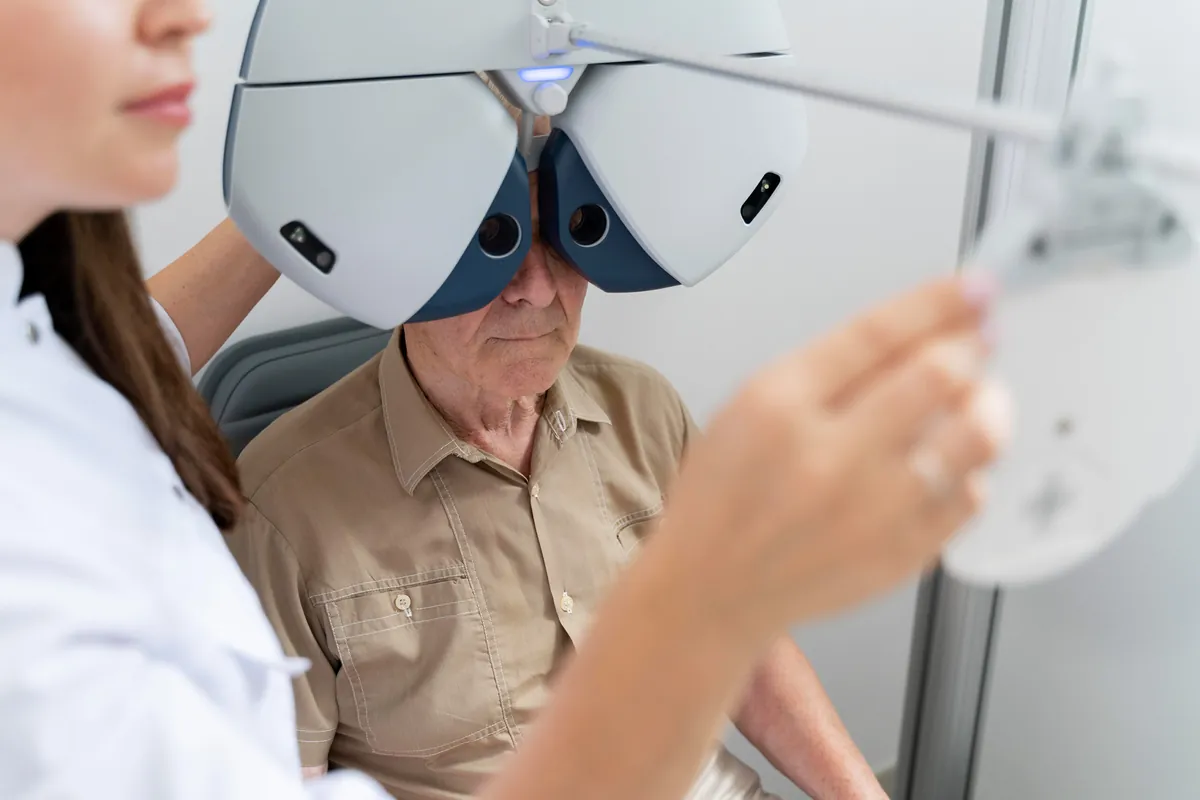 Examen de la vue au réfracteur (photo d'illustration)